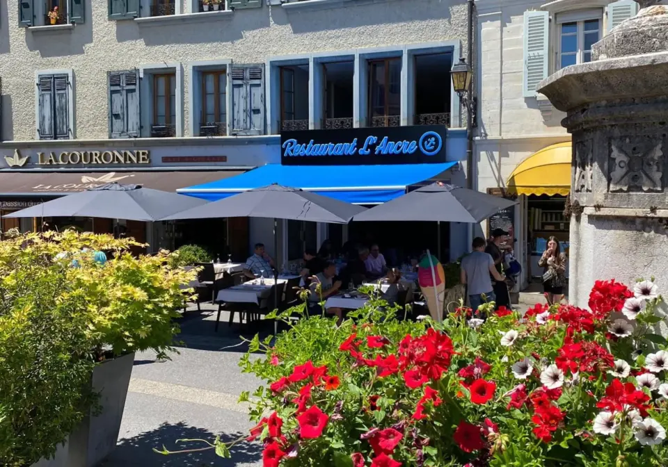 La terrasse du Restaurant L’Ancre à Nyon, au bord du lac