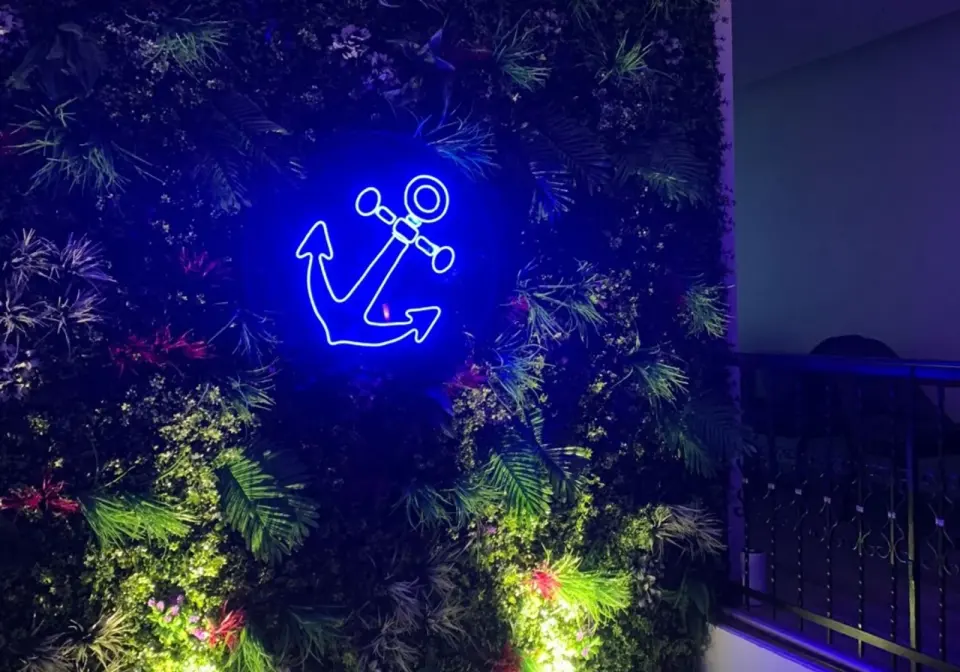 L'ancre lumineuse sur le mur végétal du deuxième étage
