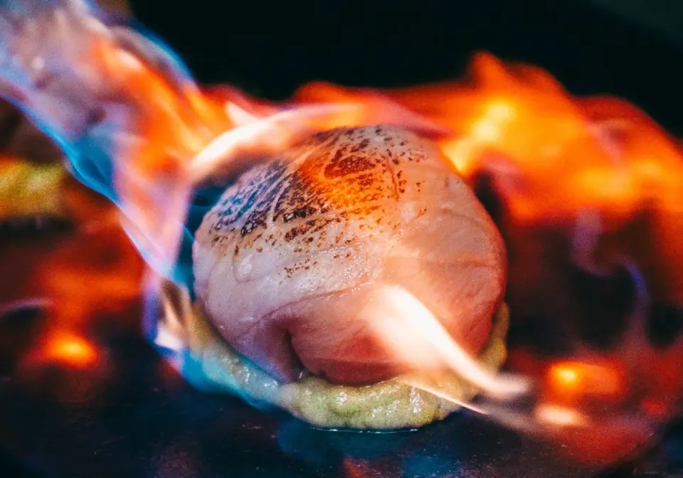 Un plat flambé en salle